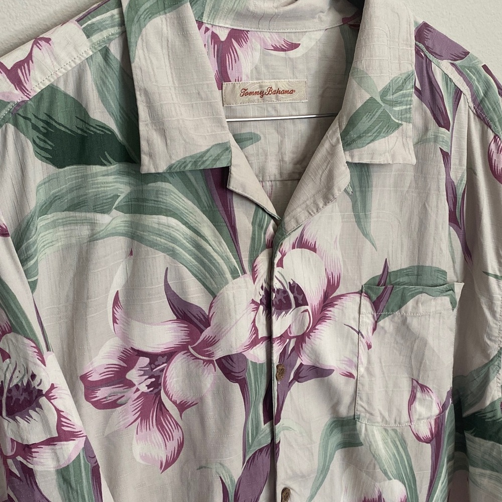 Tommy Bahama Orchid Print Short Sleeve 100% Silk Shirt in Purple and Green. XXL